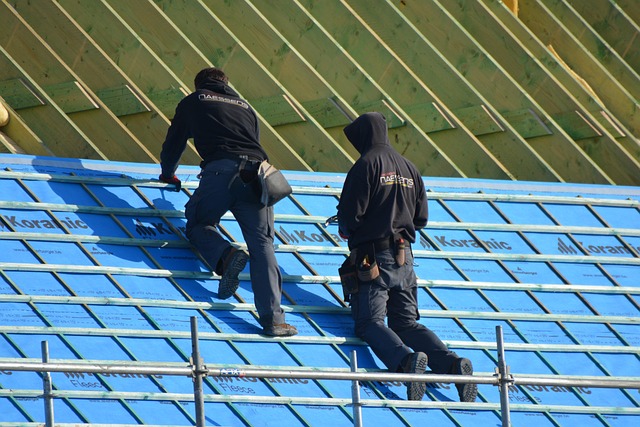 roofer-640x480-41303460.jpeg