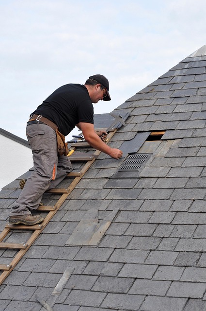 roofer-640x480-73611404.jpeg